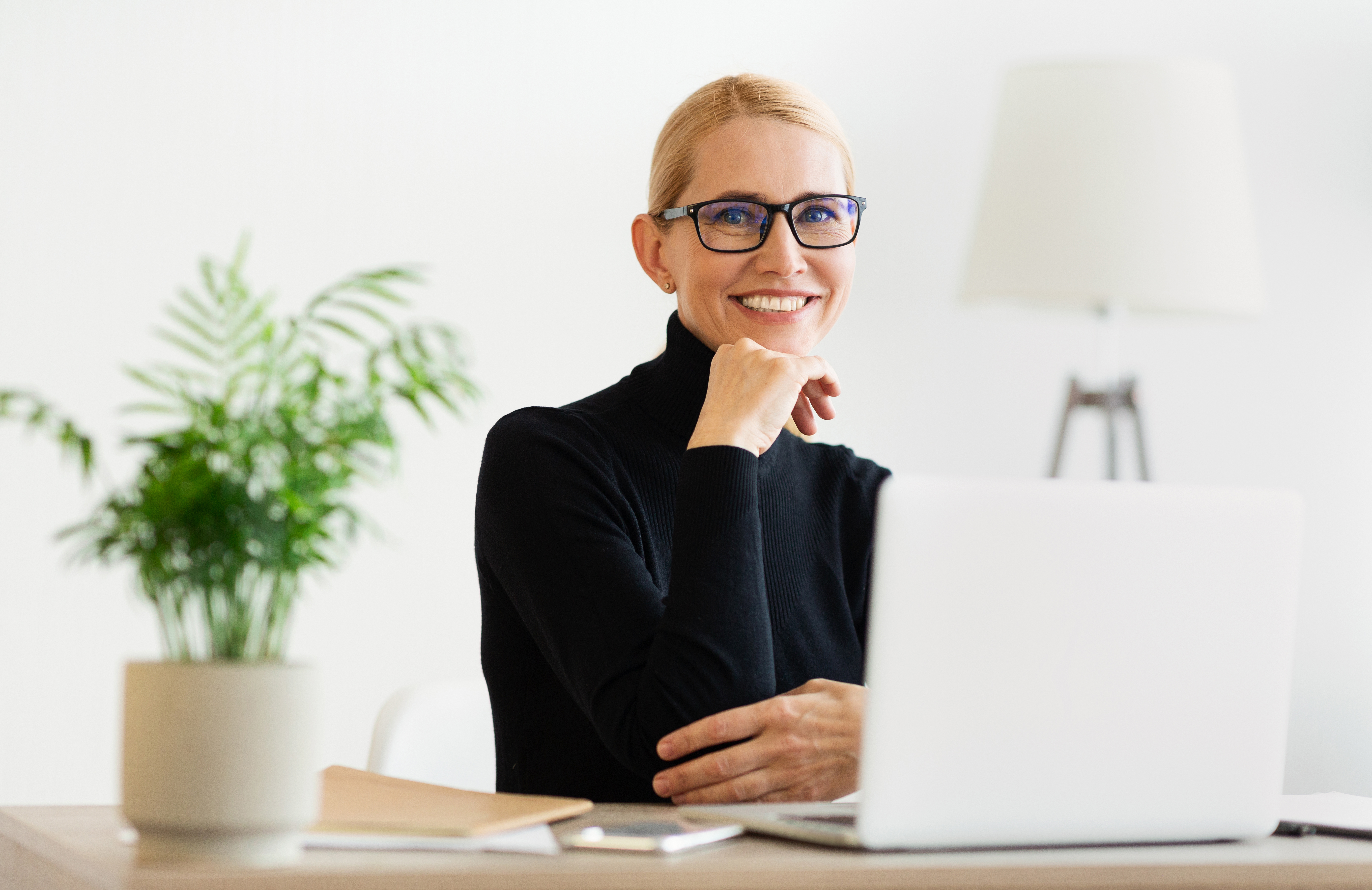 Freundliche Therapeutin mit Brille lächelt